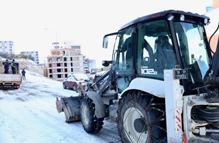 Gemlik’te Kar Yağışı Sonrası Tuzlama Çalışmaları Gerçekleştirildi